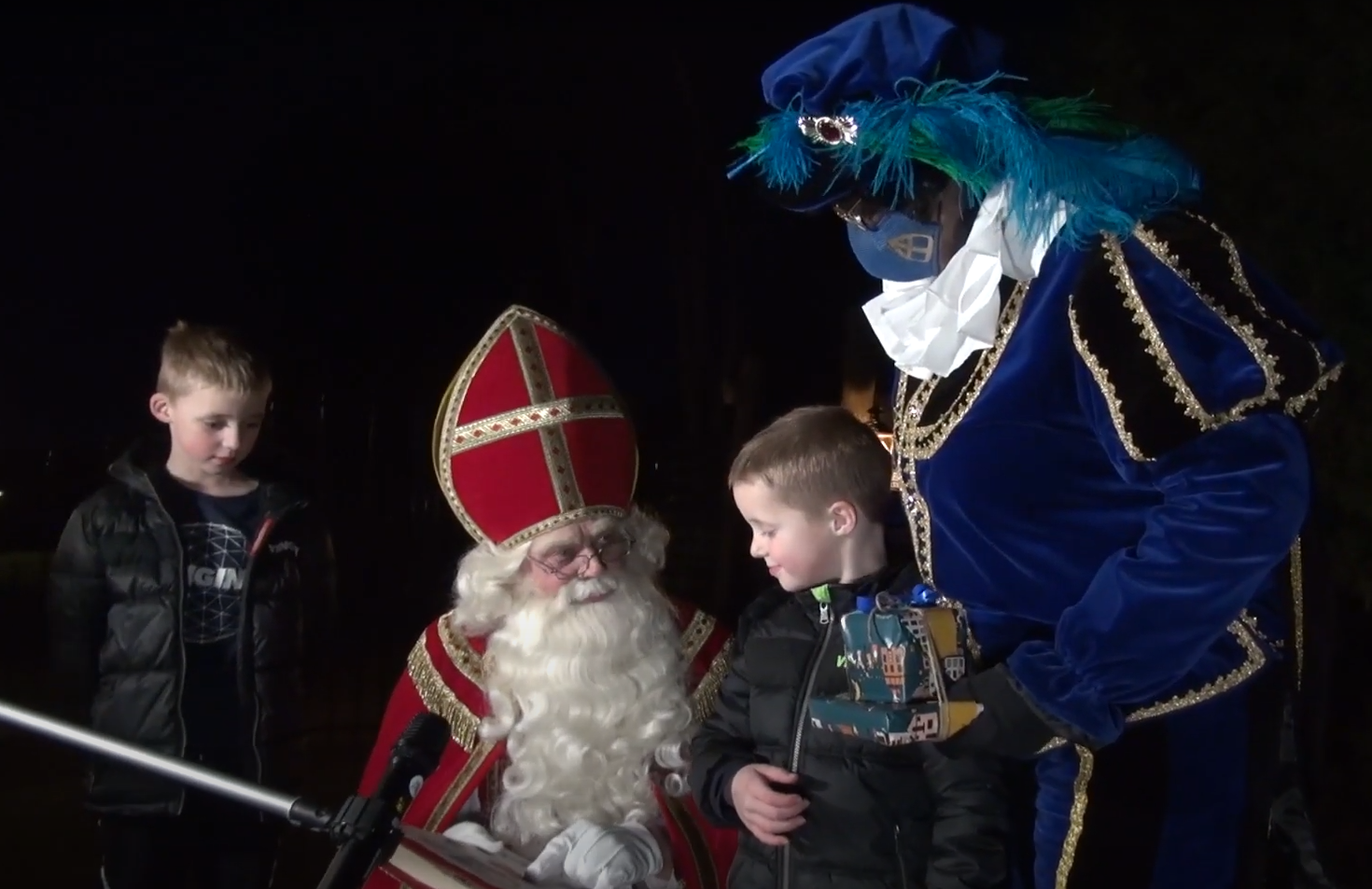 De winnaars van de kleurplaten en het mooist versierde raam- huis- tuin.